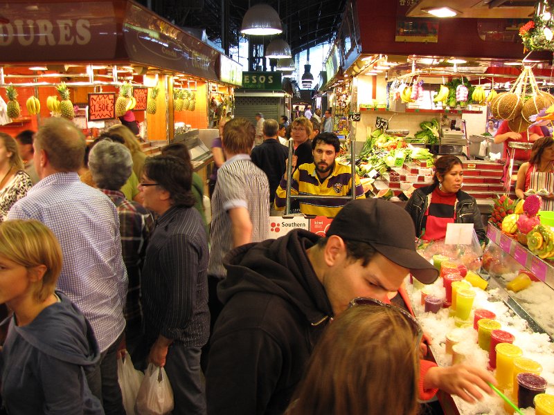 barcelona_overdekte markt.jpg - Voor het desert nog even naar de overdekte markt bij La Rambla. Aan het begin van de avond gaan alle verse vruchtendrankjes hier voor een prikkie weg.